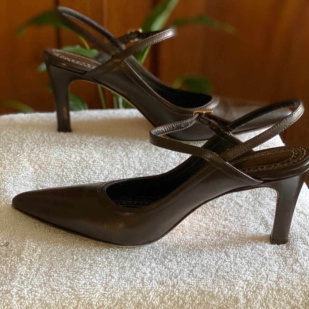 Slingback w/strap.